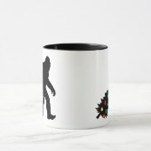 Mug Bigfoot traînant un arbre de Noël (Centre)