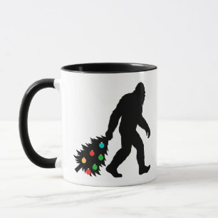 Mug Bigfoot traînant un arbre de Noël
