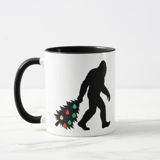Mug Bigfoot traînant un arbre de Noël (Gauche)