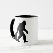 Mug Bigfoot traînant un arbre de Noël (Devant gauche)