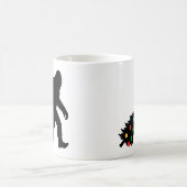 Mug Bigfoot traînant un arbre de Noël  (Centre)