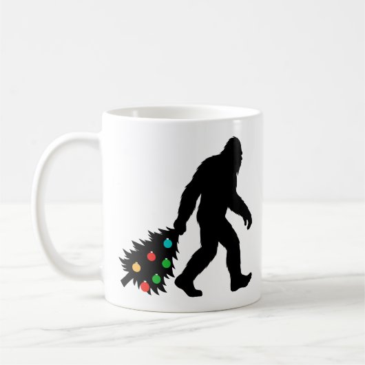 Mug Bigfoot traînant un arbre de Noël  (Gauche)