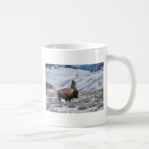 Mug Bisons dans les montagnes hivernales de Yellowston