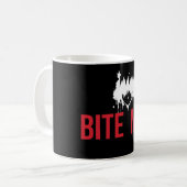 Mug Bite Me : Une torsion Éffrayante et joueuse" (Devant gauche)