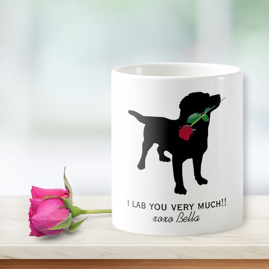 Mug Black Lab Valentine Chien tenant Red Rose