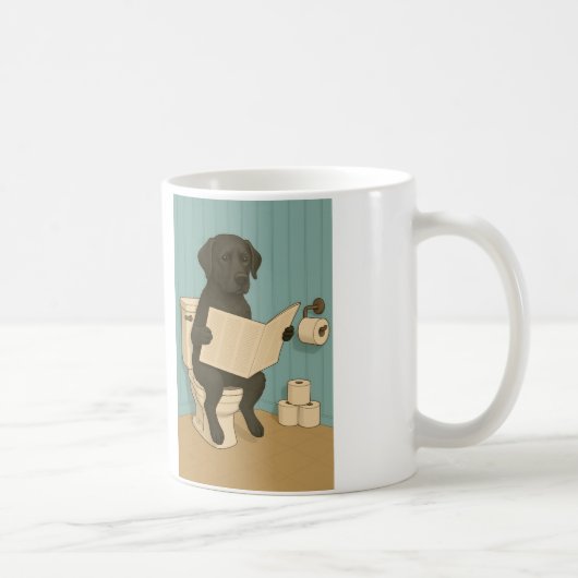 Mug Black Labrador Lecture journal sur Toilet (Droite)