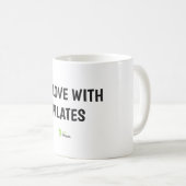 Mug blanc classique 11 oz | En amour avec Pilates (Devant droit)