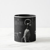 Mug Blanc de minuit de noir de balade de squelettes de (Centre)