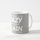 Mug Blanc gris fou pour travailler ici le cadeau pour (Devant droit)