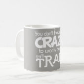 Mug Blanc gris fou pour travailler ici le cadeau pour (Devant gauche)