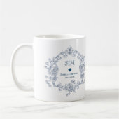 Mug Blason Floral Bleu Mariage I Monogramme et Initial (Gauche)