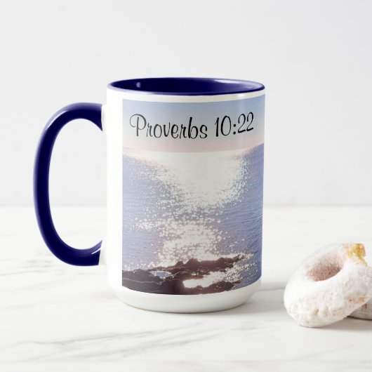 Mug Blessures de l'océan bleu étincelant Bible Verse (Avec donut)