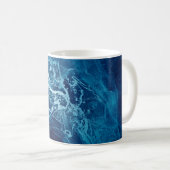 Mug Bleu Abstrait. Bleu et blanc Blots. Effacer w (Devant droit)