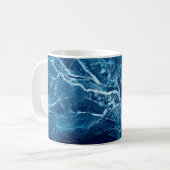 Mug Bleu Abstrait. Bleu et blanc Blots. Effacer w (Devant gauche)
