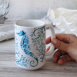 Mug Bleu côtier Hippocampe et corail Aquarelle<br><div class="desc">Ajoutez un style côtier à votre maison avec ma jolie tasse en latte conçue à l'aide de mon cheval de mer peint à la main avec du corail. Aquarelle de Victoria Rigali Designs. Parfait cadeau de Noël à thème de plage de moins de 25 $. Pour en savoir plus, visitez...</div>