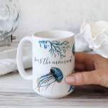 Mug Bleu côtier méduse et corail marin Aquarelle<br><div class="desc">Ajoutez un style côtier à votre maison avec ma tasse en latte pleine d'esprit conçue avec ma méduse peinte à la main avec du corail et les mots Seas The Moment dans typographie manuscrite. Personnalisez les mots à Seas The Day ou selon vos envies. Aquarelle de Victoria Rigali Designs. Un...</div>