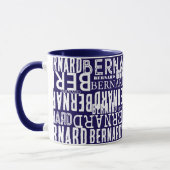 Mug bleu foncé avec des noms répétées partout (Gauche)