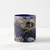 Mug Bleu foncé Poisson tropical dans Coral Reef Océan (Centre)
