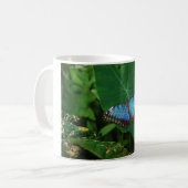 Mug Bleu Iridescendant avec ailes de papillon noir (Devant gauche)