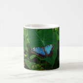 Mug Bleu Iridescendant avec ailes de papillon noir (Centre)