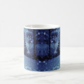 Mug Bleu Moonlit Forêt magique Scène d'hiver (Centre)