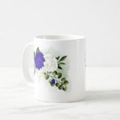 Mug bleu royal et fleurs blanches verdure (Devant gauche)