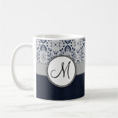 Mug Bleu sur les rayures et le monogramme argentés de (Gauche)