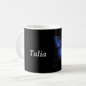 Mug Bleu sur Papillon floral noir Personnalisé (Devant gauche)