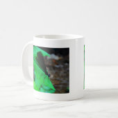 Mug Blue Damselfly on a green leaf. (Devant gauche)