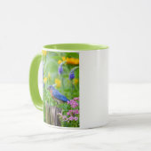 Mug Bluebird peins on fence post in flower garden (Devant gauche)