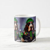 Mug Bluetick Coonhound à vélo pour la Saint-Patrick  (Devant droit)