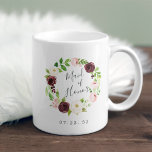 Mug Blush Romance Maid of Honor<br><div class="desc">Un cadeau sucré et élégant pour votre fête nuptiale,  la tasse présente une couronne florale rose et bordeaux d'aquarelle avec "bonne d'honneur" inscrite à l'intérieur en écriture manuscrite. Personnalisez avec votre date de mariage en dessous. Conçu pour correspondre à notre collection Blush Romance.</div>