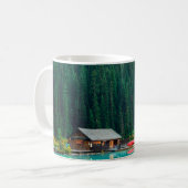 Mug Boat house by Lake Louise in Banff National Park, (Devant gauche)