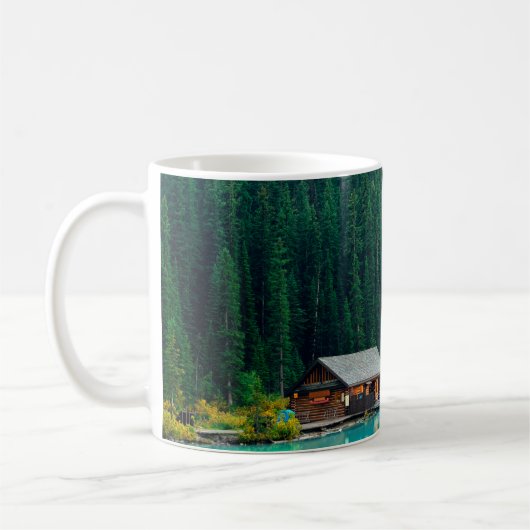 Mug Boat house by Lake Louise in Banff National Park, (Gauche)