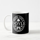 Mug Boire comme un trèfle de Doyle Saint-Patrick (Gauche)