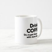 Mug Boire du café : Faire des choses idiotes plus vite (Devant droit)