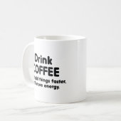 Mug Boire du café : Faire des choses idiotes plus vite (Devant gauche)