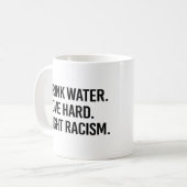 Mug Boire L'Eau Aimer Combattre Dur Le Racisme (Devant gauche)
