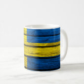 Mug Bois rustique de drapeau suédois (Devant droit)
