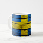 Mug Bois rustique de drapeau suédois (Devant gauche)