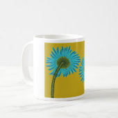Mug Bold Blue Daisy Art sur Mustard Yellow Arrière - p (Devant gauche)