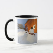 Mug Bonhomme de neige devant une grange rouge à Columb (Gauche)
