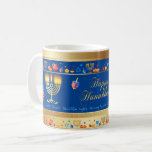 Mug Bonne fête Hanoukka belle décoration<br><div class="desc">Joyeux Hanoukka Party Belle Décoration, Fête Juive, Café Mug. Arrière - plan juif de Holiday Hanoukka avec les symboles traditionnels de Chanukah - dandelles en bois (dessus filant), beignets, menorah d'or, bougies, étoile de David et lumières brillantes papier peint motif. Décoration de l'événement du Festival Hanoukka. Jérusalem, Israël. Accueil >...</div>