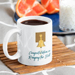 Mug Bonnet de cancer sonnante, Traitement fini<br><div class="desc">Faites savoir à votre survivant préféré que vous êtes fier d'eux avec cette tasse à café personnalisable. Cette tasse illustre une cloche semblable à celle des hôpitaux et des centres de traitement du cancer que les patients sonnent après avoir terminé leurs traitements du cancer. Il a le message "Félicitations pour...</div>