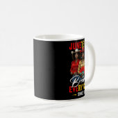 Mug Boots sur le terrain Juneteenth brisant chaque cha (Devant droit)