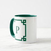 Mug Bordure à clé grecque verte chasseur Monogramme (Devant gauche)
