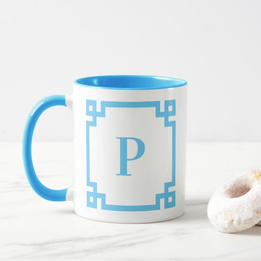 Mug Bordure de clé grecque bleu ciel clair Monogramme (Avec donut)