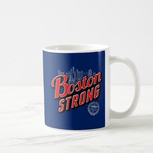 Mug Boston Strong dans un décor rouge et bleu (Droite)