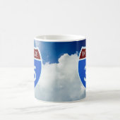 Mug Bouclier Interstate 35, Ciel Bleu, Nuages Puffy Mu (Centre)