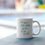 Mug Boue de citation de mer d'aquarelle<br><div class="desc">"La voix de la mer parle à l'âme." Reprend la citation de "The Awakening" de Kate Chopin en police de brosse et teintes d’aquarelle onirique de seaglass. Idéal pour les amateurs de plage,  les locations de plage ou toute personne qui se sent inspirée par l'océan !</div>